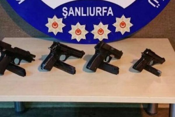 Şanlıurfa'da otomobilde 4 tabanca ele geçirildi