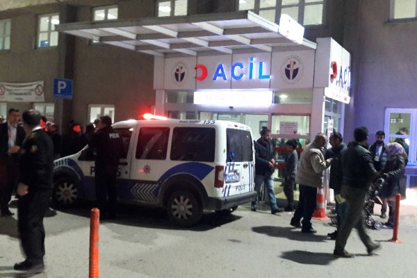 Acil servis önünde bıçaklı kavga: 5 kişi yaralandı