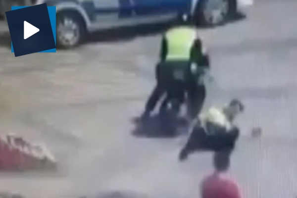 Motosikletlinin polise çarpıp kaçma anı kamerada