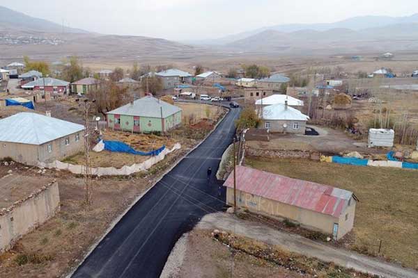İran sınırındaki mahallelerin yolları asfaltlandı