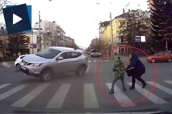 Anne kız son anda kurtuldu!