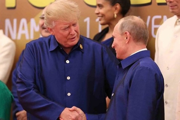 Vladimir Putin ve Donald Trump, Vietnam'da tokalaştı