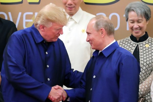 Donald Trump ve Putin Vietnam'da tokalaştı