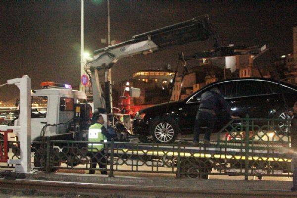 İstanbul'da kontrolden çıkan otomobil tramvay yoluna girdi