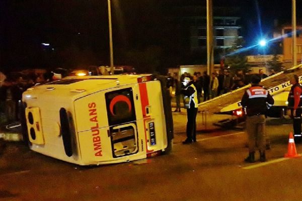 Balıkesir'de ambulansla otomobil çarpıştı: 6 yaralı