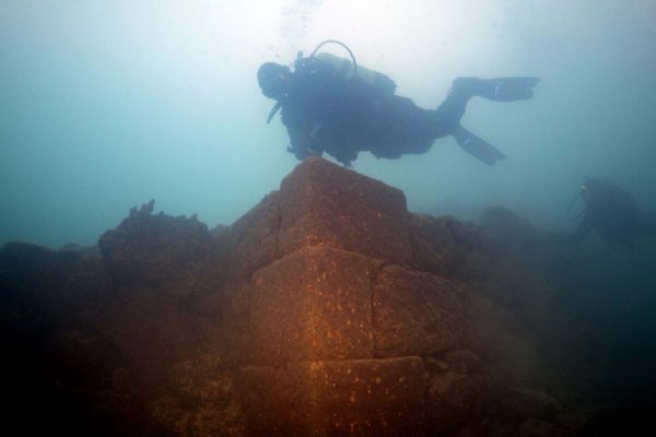 Van Gölü'nde 3 bin yıllık kale bulundu