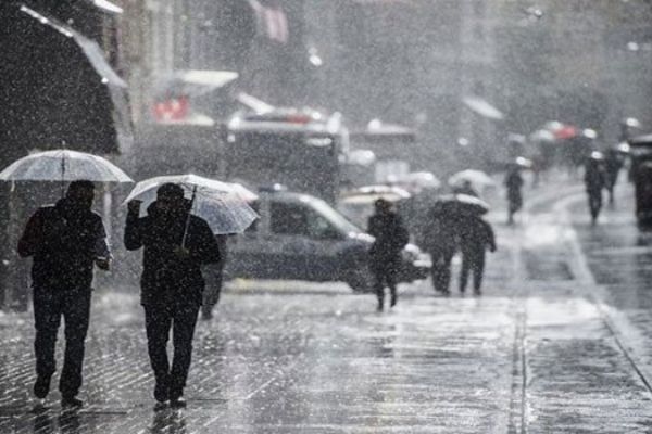 Ağrı'da sağanak ve dolu hayatı olumsuz etkiledi