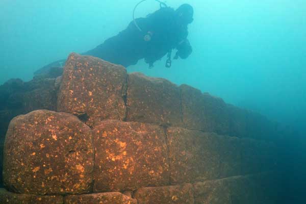 Van Gölü'nde kale kalıntısı bulundu