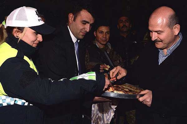 Bakan Soylu nöbetteki polislere börek ikram etti