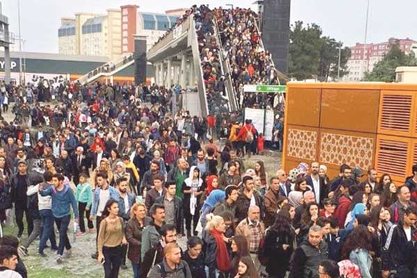 TÜYAP'a yoğun ilgi! İzdiham yaşandı