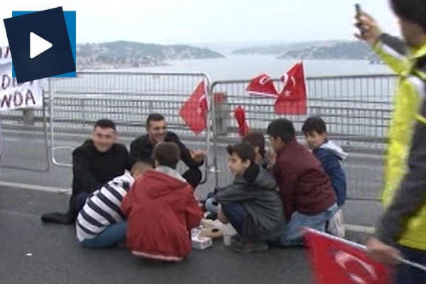 Köprüde kahvaltı yaptılar