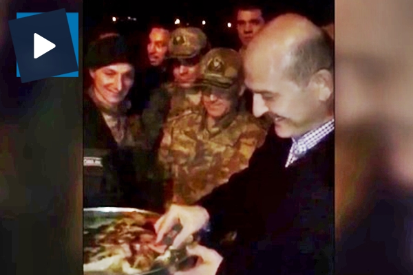 Bakan Soylu'dan sınırdaki polislere börek ikramı