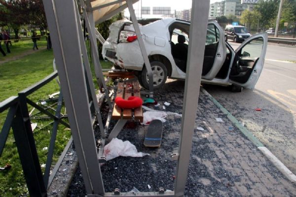 Otomobil otobüs durağına daldı: 2 kişi yaralandı