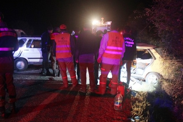 İki otomobil çarpıştı: Ölü ve yaralılar var