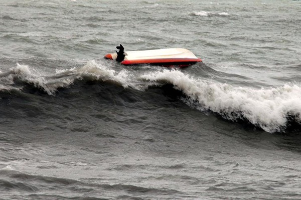 Hindistan'da tekne alabora oldu: Ölüler var