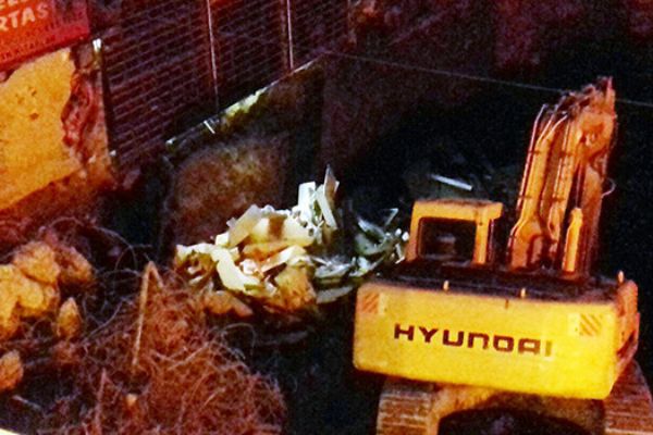 Van'da inşaat kazısında bir binanın duvarı çöktü