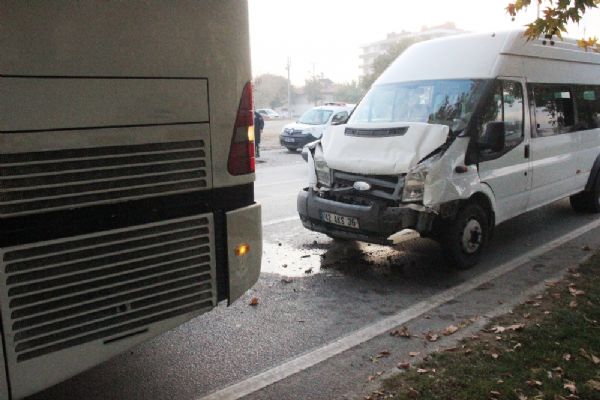 İşçi taşıyan servisler çarpıştı: 8 kişi yaralandı