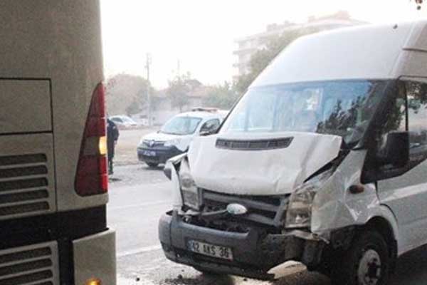 Konya'da işçi servisleri çarpıştı