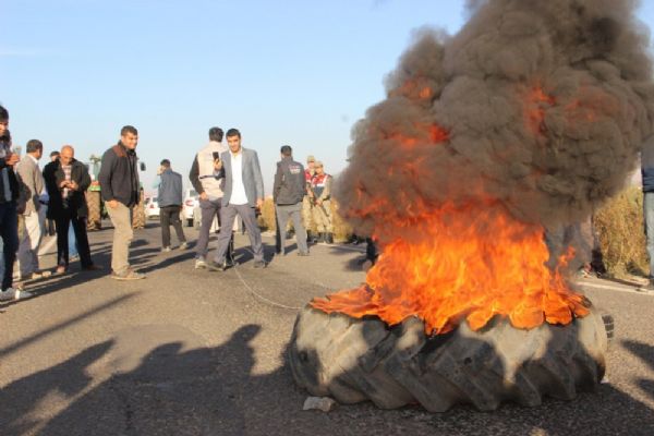Şanlıurfa'da 3 kişinin öldüğü yolu trafiğe kapatıp lastik yaktılar