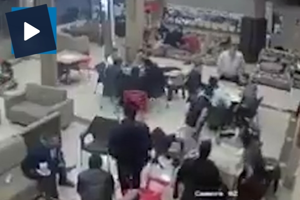 Korkunç deprem kafedeki müşterileri böyle yakaladı