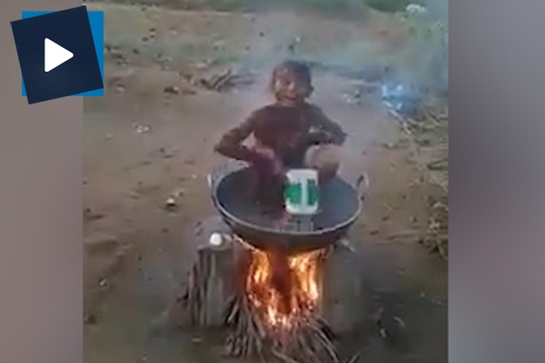 Kaynar suyla duş alan çocuğun akıl almaz keyfi