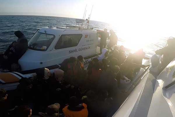 Midilli'ye geçmeye çalışan 99 Suriyeli yakalandı