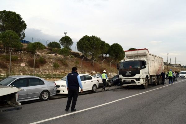 İzmir'de kontrolü kaybedilen kamyon 7 araca çarptı