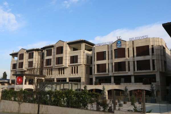 Eyüpsultan Belediye binasının tabelası değişti