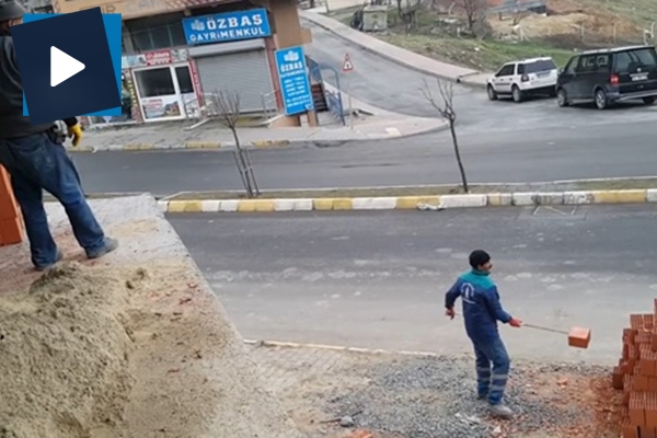 Böyle tuğla taşıma görülmedi!