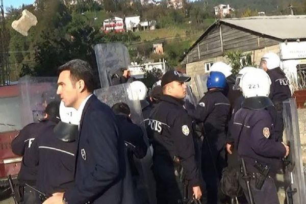 Emniyet amiri, parke taşından 1 adımla kurtuldu