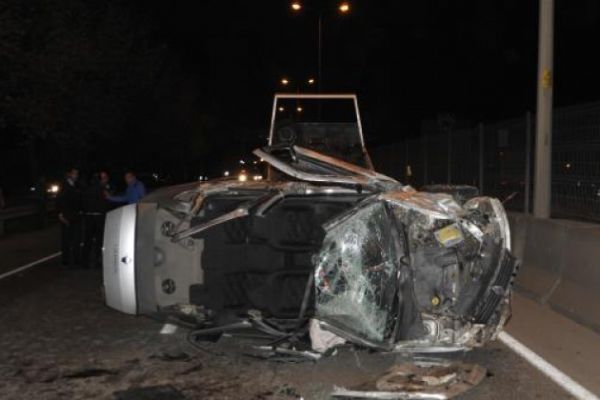 Kocaeli'de kamyona çarpan otomobil devrildi: 4 yaralı