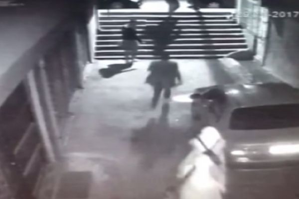 Önce adamı sonra kahvehaneyi taradılar