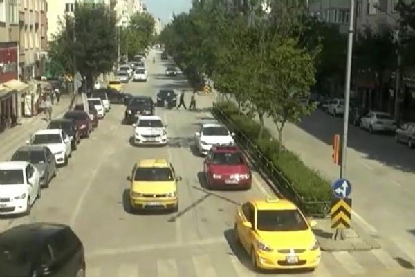 Otomobil anne ve çocuğuna böyle çarptı