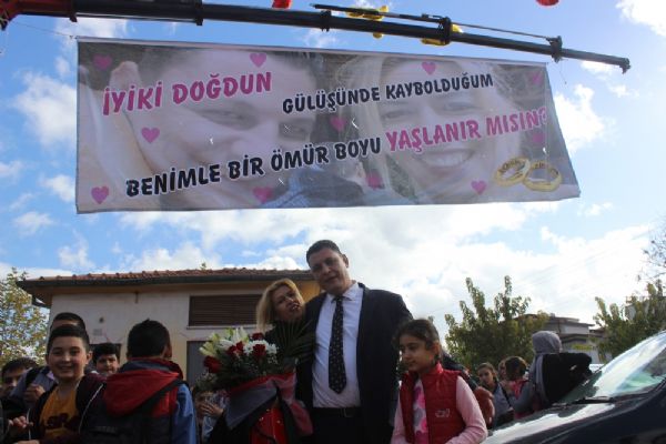 Öğretmene okul önünde vinçli evlilik teklifi