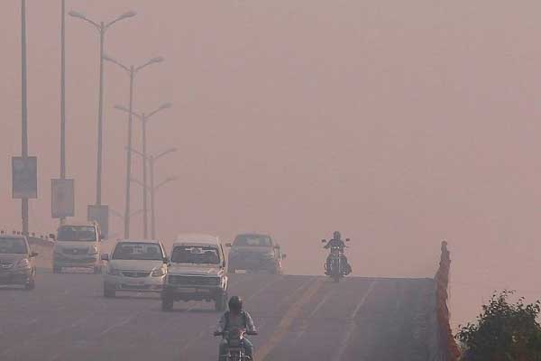 Hindistan'da hava kirliği protesto edildi