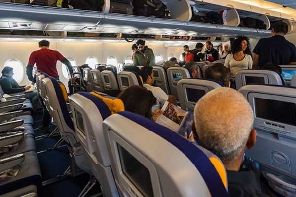 Hostes uçağın kapısından düştü