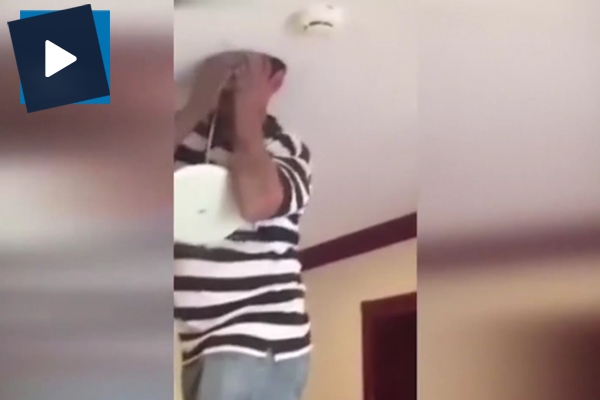 Lamba takarken başı tavana sıkışan elektrikçi