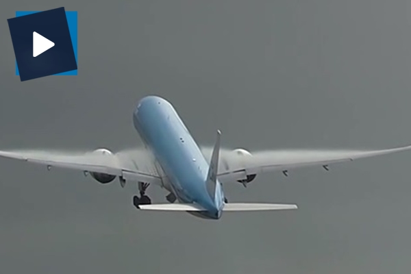 Yüzlerce yolcu taşıyan uçağa yıldırım böyle çarptı!