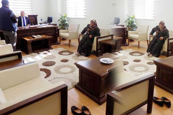 Vali yardımcısının odasında 'halı kirlenmesin' diye ayakkabılarını çıkardı