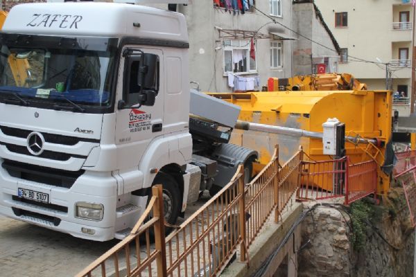 Hafriyat kamyonu devrildi, faciadan dönüldü