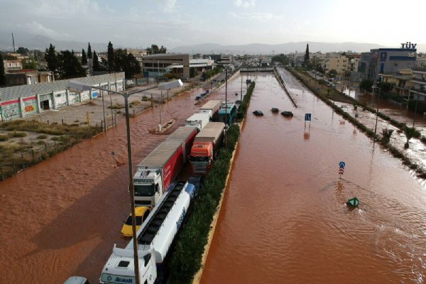 Yunanistan'ı sel vurdu: 10 kişi öldü