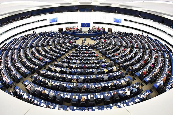 AP, Polonya'ya yaptırım başlatacak tasarıya onay verdi