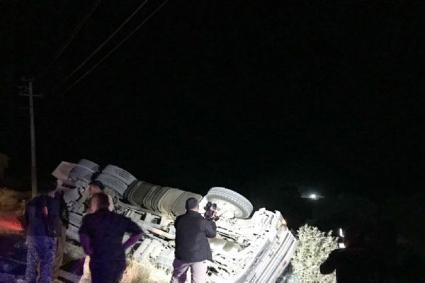 Irak'a yardım malzemesi taşıyan AFAD tırı devrildi: 2 kişi yaralandı