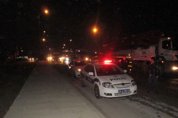 İhbara giden polislere otomobil çarptı: 2 kişi yaralandı