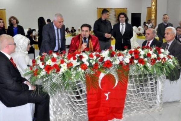 Müftü, ilk kez resmi nikah kıydı