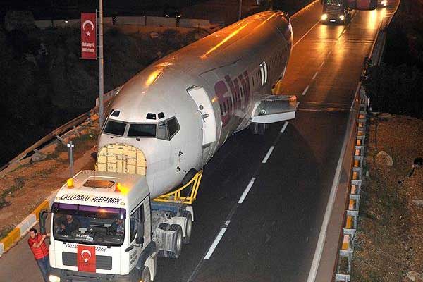 'Kütüphane' olacak uçağın parçaları tırlarla taşındı