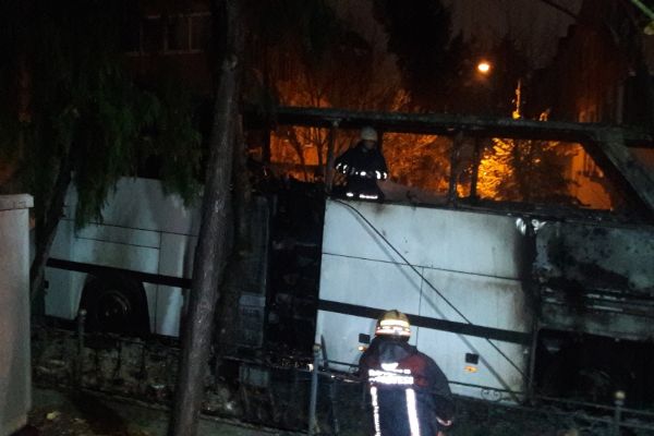 İstanbul'da park halindeki otobüs alev alev yandı