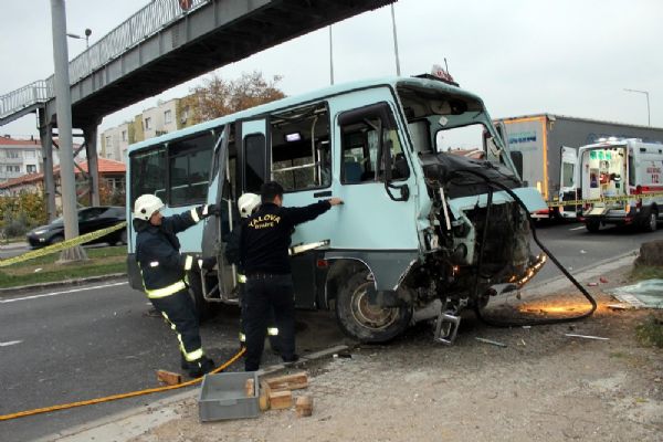 Yalova'da minibüs köprüye girdi: 1 ölü, 2 yaralı