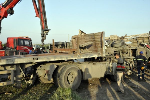 Minibüs ile tır çarpıştı: 19 kişi yaralandı