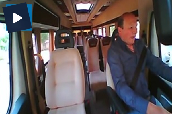 Freni boşalan minibüs duvarı böyle yıktı!